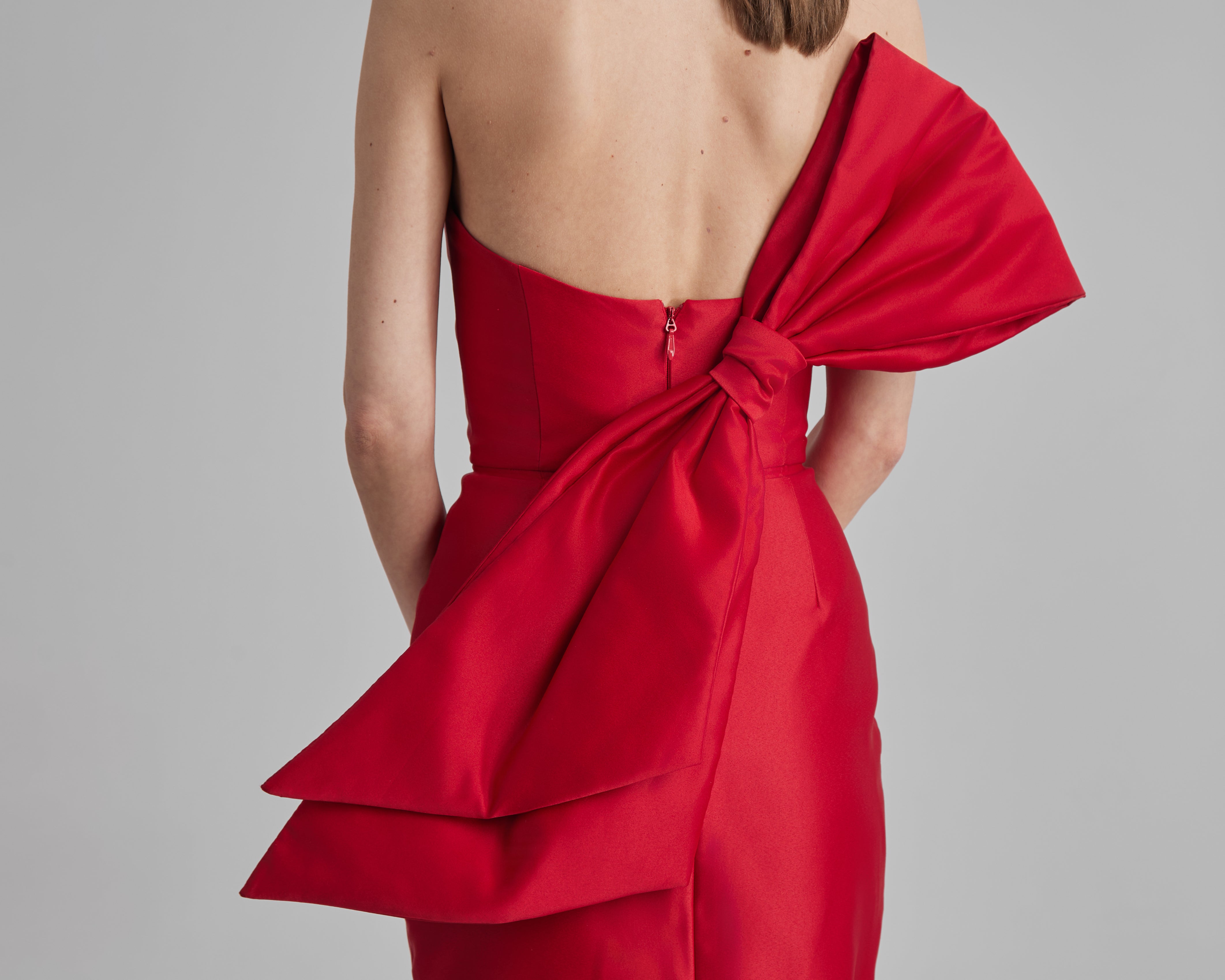 KIRA DRESS SIDE BOW strapless pencil midi in red – BAÉ